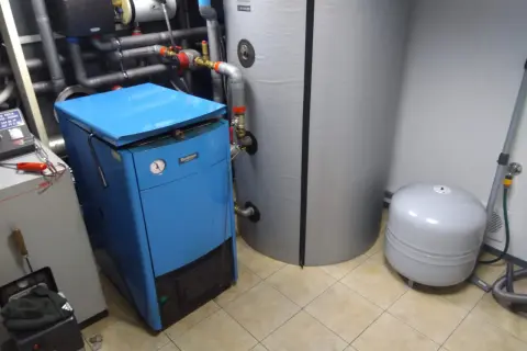 Kotłownia z niebieskim kotłem gazowym Buderus, dużym zasobnikiem wody i mniejszym zbiornikiem wyrównawczym. Idealny zestaw, jaki bufor do domu 150m2?