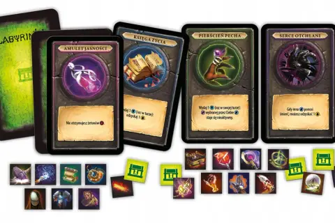 Karty z gry "Labyrinthos": Amulet Jasności, Księga Życia, Pierścień Pecha, Serce Otchłani. Każda karta to ścieżki przeznaczenia w grze.