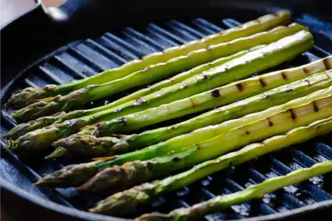 Espárragos verdes a la parrilla en sartén. Una forma deliciosa de aprender como cocinar esparragos.