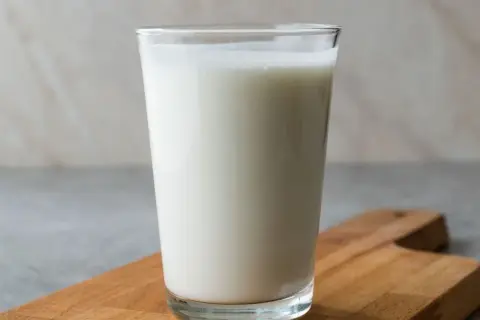 Maślanka czy kefir na odchudzanie – co lepiej wspiera utratę wagi?