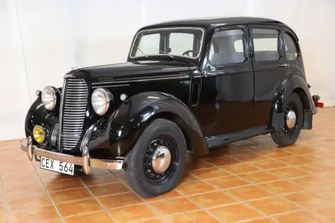 Svart Hillman Minx från 1940-talet, med kromdetaljer och en klassisk grill.