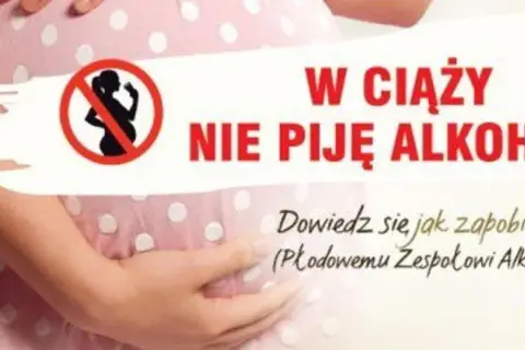 Ciężarna kobieta z dłońmi na brzuchu. Napis: "W ciąży nie piję alkoholu. Dowiedz się jak zapobiegać FAS!".