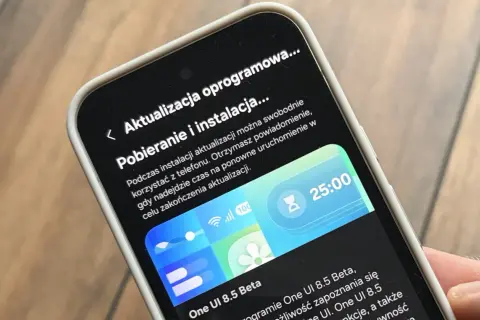 Ekran telefonu z informacją o aktualizacji oprogramowania. Czy trzeba aktualizować telefon? Tu dowiesz się, jak pobrać i zainstalować najnowszą wersję.