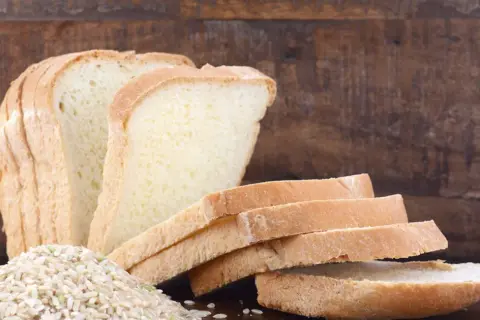 Jaki chleb bez glutenu wybrać? Najlepsze opcje i przepisy na domowy chleb