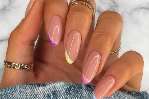 Elegancki manicure french z kolorowymi końcówkami – fiolet, żółć, róż i błękit dodają mu nowoczesnego charakteru.