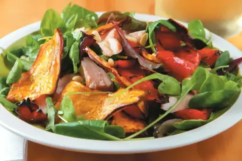 En härlig sallad med rostade rotfrukter, kyckling och gröna blad, perfekt för en lätt middag.