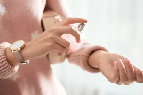 Delikatna mgiełka perfum na nadgarstku. Dowiedz się, jak używać perfum, by podkreślić swój styl.