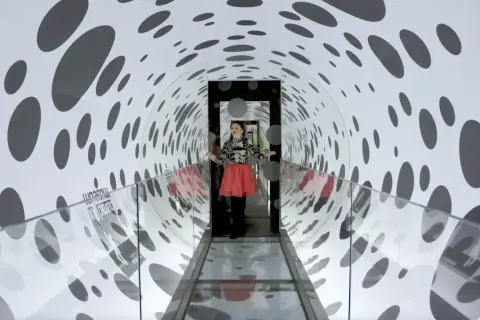 Flicka i en prickig tunnel på Paradox Museum Stockholm. Många positiva paradox museum stockholm reviews vittnar om en rolig upplevelse.