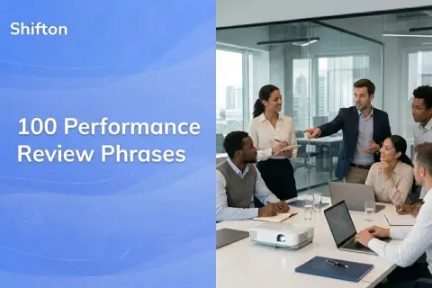 Team in riunione discute, mentre sullo sfondo si legge "100 Performance Review Phrases", utile per le frasi valutazione personale.