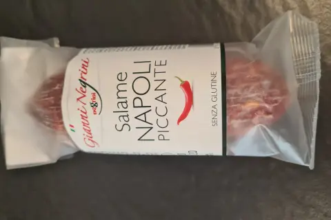 En förpackning med Gianni Negrini Salame Napoli Piccante, en kryddig salami med en chili-symbol.