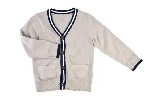 Gilet homme sport chic gris, avec bordures bleues et blanches, poches plaquées et boutons noirs. Parfait pour un look décontracté et élégant.