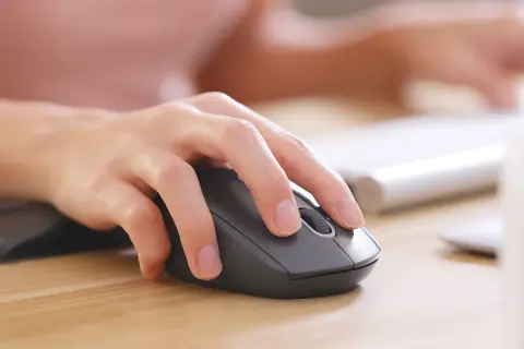 En hand använder en datormus. Kanske undrar du hur lång tid det tar att få handledarbevis för att arbeta med datorer?