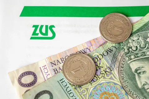 ZUS i polskie złotówki, symbolizujące obliczanie stażu pracy i świadczeń.