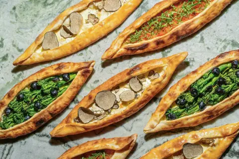 Verschiedene Pide-Rezepte mit Trüffeln, Brokkoli und Oliven, sowie Tomaten-Topping.
