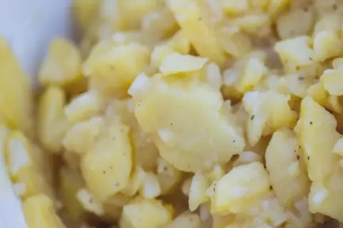 Kartoffelsalat zu sauer? Was tun? Hier ist ein leckerer Kartoffelsalat, der mit einer cremigen Mayonnaise-Dressing zubereitet wurde.