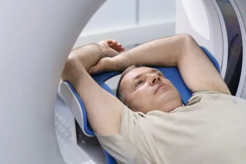Czy lekarz rehabilitacji może wystawić skierowanie na rezonans? Sprawdź!