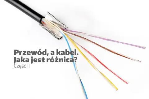 Rozdzielony czarny kabel z widocznymi kolorowymi przewodami: białym, niebieskim, żółtym, czerwonym, brązowym i fioletowym.