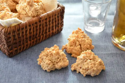 Biscotti rustici, dall'aspetto un po' grezzo ma dal sapore delizioso. Sono i classici "brutti ma buoni" che conquistano al primo morso.