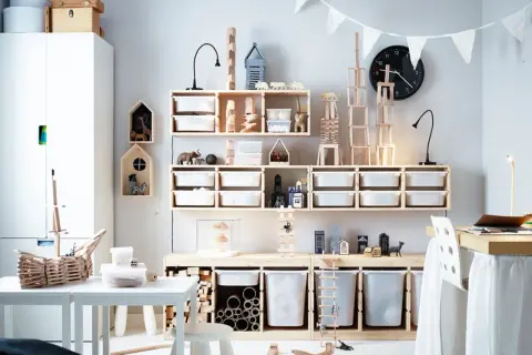 Praktische geschwister zimmer ideen: Spielzeugregale mit vielen Fächern, Holzspielzeug, Tierfiguren und eine Werkbank für kreative Köpfe.