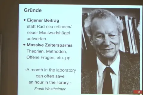 Porträt eines Mannes mit Büchern im Hintergrund. Foliennotizen geben **Tipps zum Schreiben**: Eigener Beitrag statt Rad neu erfinden, massive Zeitersparnis.