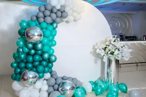 Jak zrobić girlandę z balonów na kole? Poradnik DIY krok po kroku