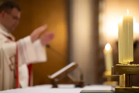Emerytura księdza: Ile naprawdę zarabia duchowny?