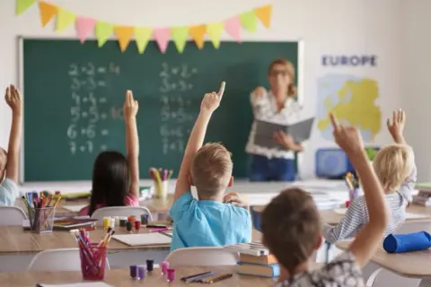 Nauczanie stacjonarne: Czy to wciąż najlepsza forma edukacji?