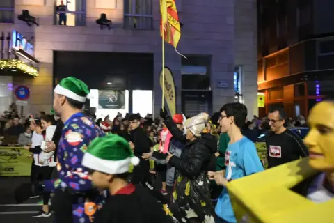 Participantes con gorros navideños y disfraces corren en el recorrido San Silvestre Zaragoza.