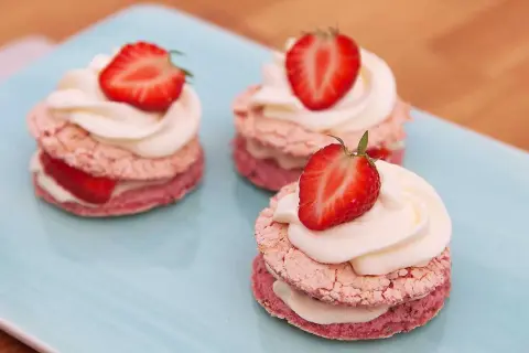 Små, rosa marängbottnar med grädde och jordgubbar. Perfekt att baka glutenfritt till fikat!