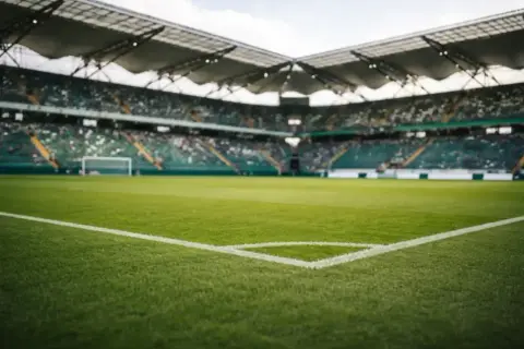 Pusta trybuna stadionu piłkarskiego, gotowa na emocje baraży do mistrzostw świata.