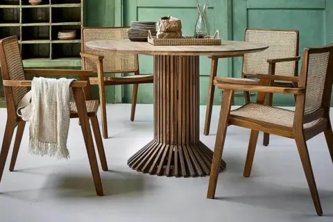 Mesa y sillas de madera con asientos de ratán. La teca y el ébano son ejemplos de maderas nobles usadas en mobiliario.