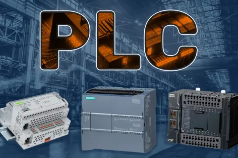 Trzy sterowniki PLC: WAGO, Siemens i Omron, na tle przemysłowej hali.