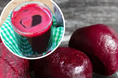 Pasteryzowany sok z buraków na zimę, gotowy do spożycia. Obok świeże buraki.