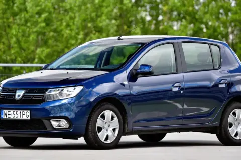 Błękitny Dacia Sandero na tle zieleni. Sprawdź dacia sandero dane techniczne tego praktycznego auta.
