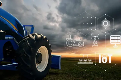 Trattore blu in un campo al tramonto, con icone che rappresentano l'agricoltura 4.0 esempi: IoT, pannelli solari, irrigazione e rete.