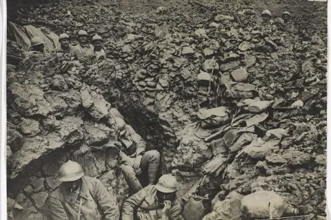 Soldados en una trinchera, rodeados de escombros y equipo, durante la brutal batalla de Verdún.