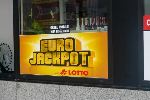 Plakat z napisem "EURO JACKPOT" na żółtym tle, obok logo LOTTO.