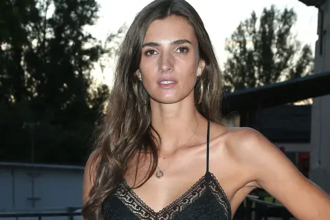 Kamila Szczawińska w czarnej, koronkowej sukience z cienkimi ramiączkami, z dużymi kolczykami i delikatnym naszyjnikiem.