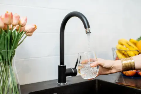 Czy warto filtrować wodę z kranu? Odkryj zalety i wady filtracji