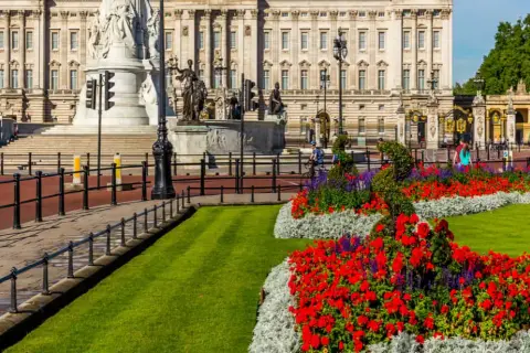 Pałac w Anglii: Historia, tajemnice i atrakcje Buckingham Palace