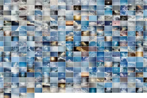 Un'installazione di Luigi Ghirri, un infinito cielo azzurro e bianco, un viaggio visivo tra nuvole e luce.