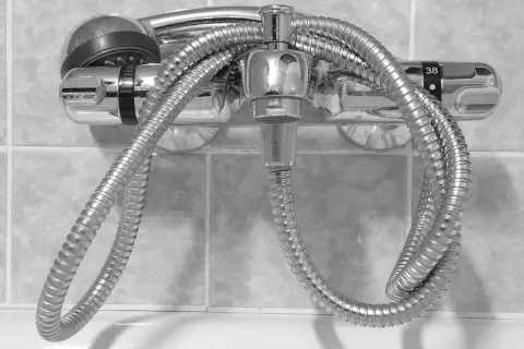 Chrom-Duscharmatur mit Schlauch und Handbrause, bereit zum duscharmatur wechseln. Die Temperaturanzeige zeigt 38 Grad.
