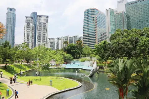 Park z rzeźbą wieloryba i basenem w Kuala Lumpur. Idealne miejsce na relaks, gdy zastanawiasz się, kiedy jechać do Malezji.