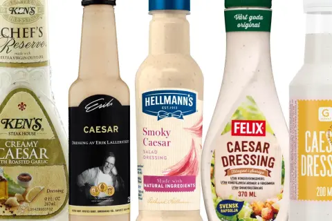 Flera flaskor med caesarsallad dressing, inklusive Ken's, Hellmann's Smoky Caesar och Felix.