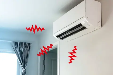 Un condizionatore d'aria bianco emette onde rosse che simboleggiano la rumorosità, disturbando la quiete della stanza.