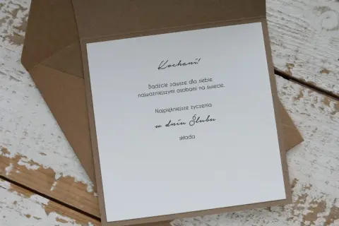 Elegancka kartka z życzeniami na ślub. Idealna, by dołączyć do koperty z pieniędzmi. "Kochani! Bądźcie zawsze dla siebie najważniejszymi osobami na świecie. Najpiękniejsze życzenia w dniu ślubu składa...