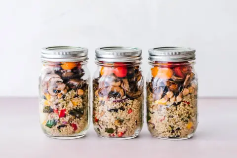 Słoiki z komosą ryżową i warzywami, idealne do lunchboxów. Inspiracja na zdrowe komosa ryżowa przepisy.