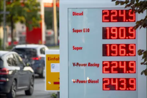 Cena benzyny w Niemczech: Diesel 224.9, Super E10 190.9, Super 196.9. Widok z dystrybutora paliw.