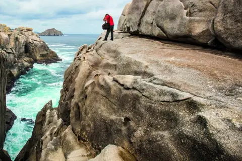 Fotógrafo captura la belleza de los acantilados de papel Xove, con el mar turquesa rompiendo contra las rocas.
