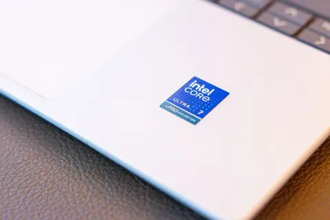 Pegatina azul de Intel Core Ultra 7 155H en un portátil blanco.